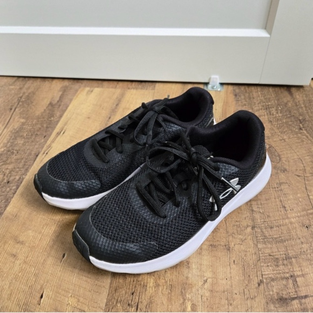 Under Armour Youth Size 6 Black And White Athletic Shoes